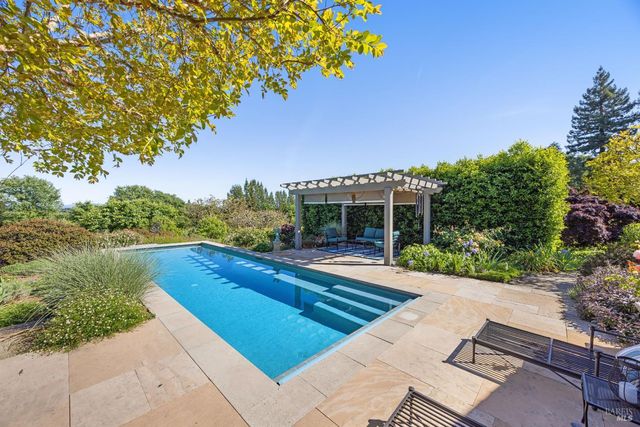 4048 El Molino Ln, Sebastopol, CA 95472