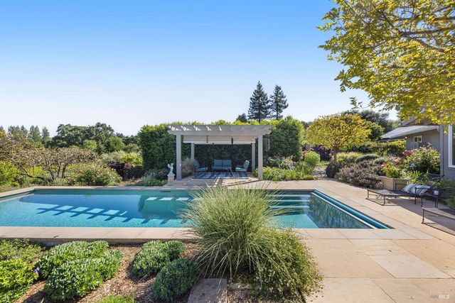 4048 El Molino Ln, Sebastopol, CA 95472