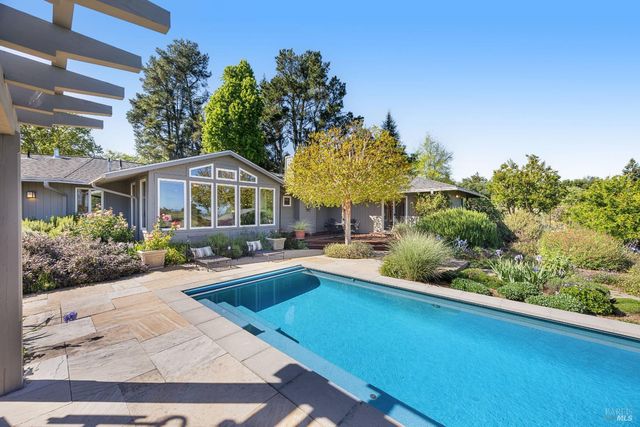 4048 El Molino Ln, Sebastopol, CA 95472