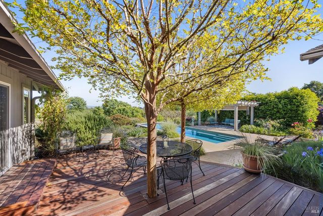 4048 El Molino Ln, Sebastopol, CA 95472