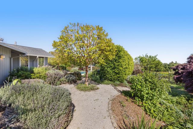 4048 El Molino Ln, Sebastopol, CA 95472