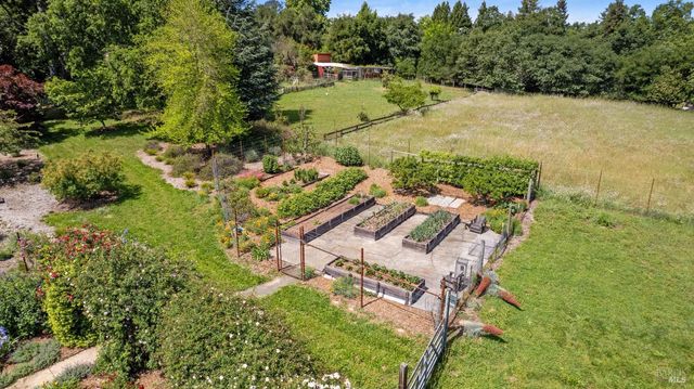4048 El Molino Ln, Sebastopol, CA 95472