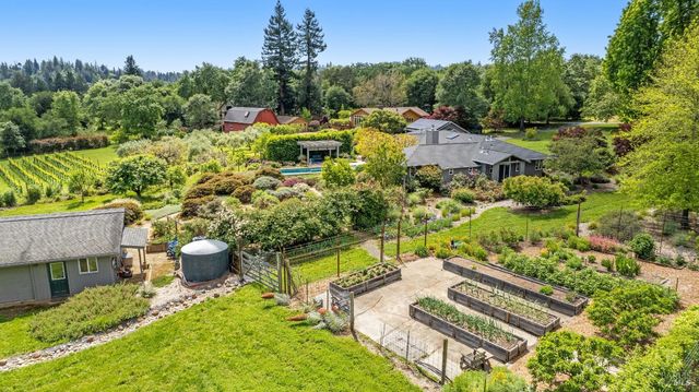 4048 El Molino Ln, Sebastopol, CA 95472