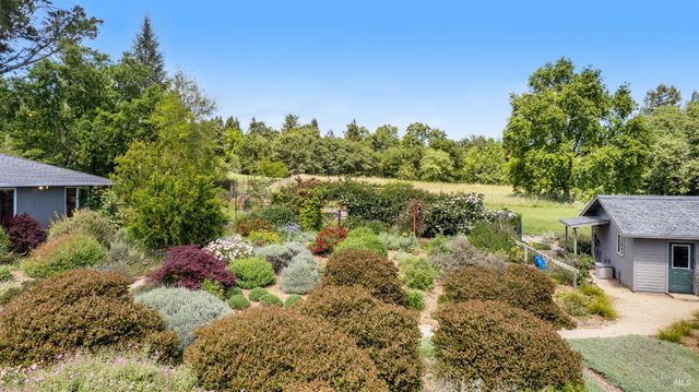 4048 El Molino Ln, Sebastopol, CA 95472
