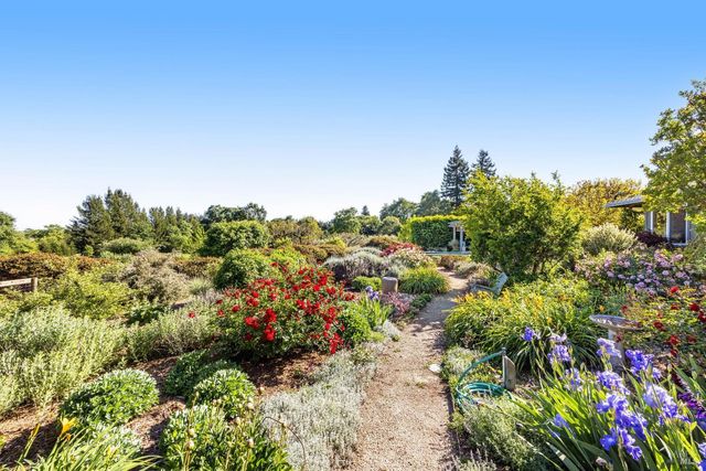 4048 El Molino Ln, Sebastopol, CA 95472