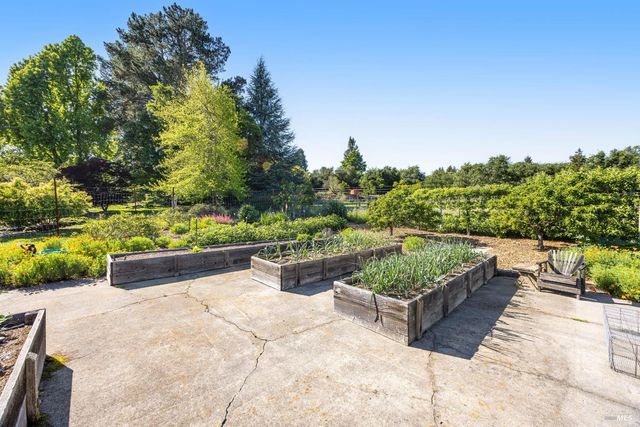 4048 El Molino Ln, Sebastopol, CA 95472