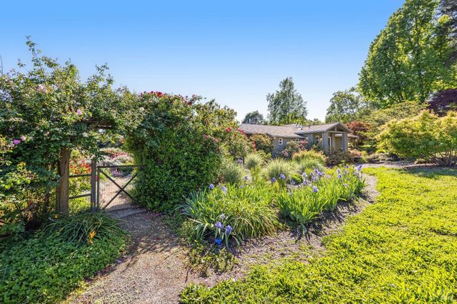 4048 El Molino Ln, Sebastopol, CA 95472