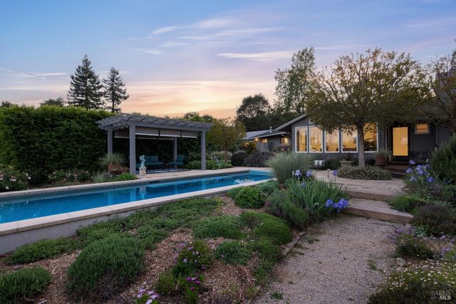 4048 El Molino Ln, Sebastopol, CA 95472