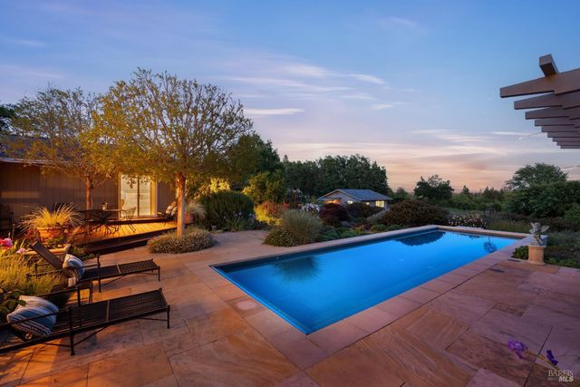 4048 El Molino Ln, Sebastopol, CA 95472