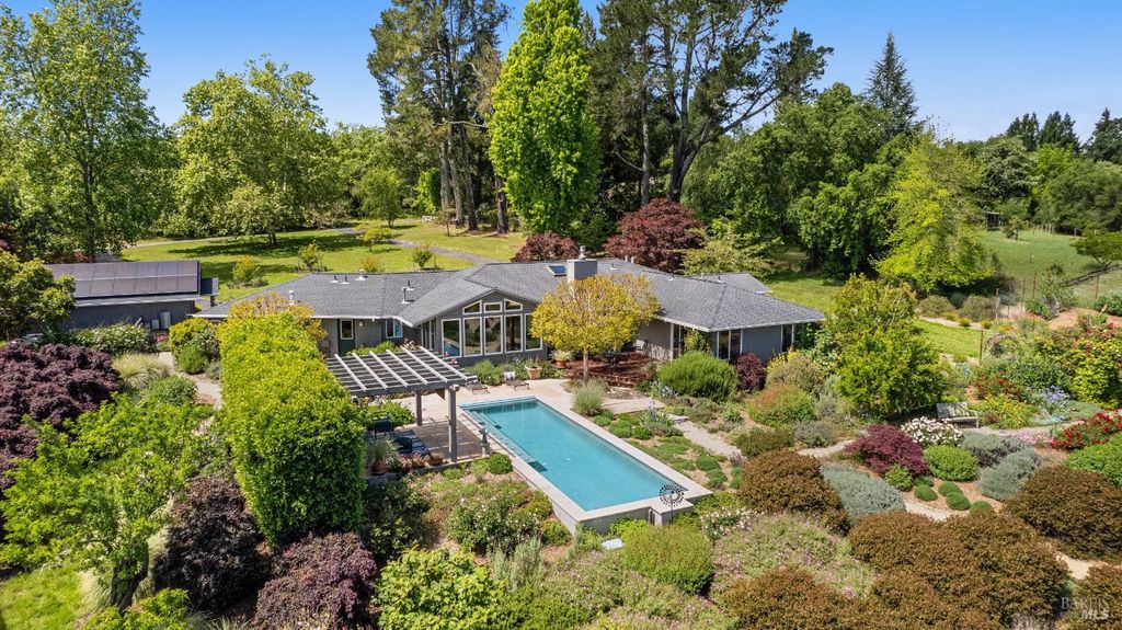 4048 El Molino Ln, Sebastopol, CA 95472