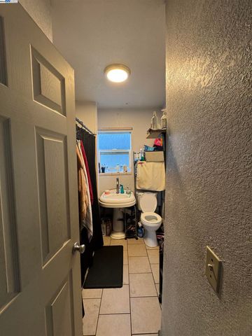 7341 Lockwood St, Oakland, CA 94621