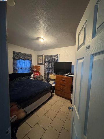 7341 Lockwood St, Oakland, CA 94621