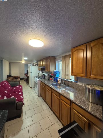 7341 Lockwood St, Oakland, CA 94621