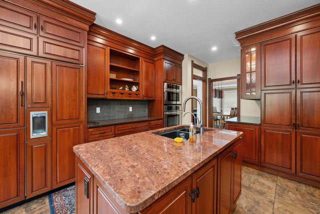 2296 Forest Reed Place, Le Claire, IA 52753