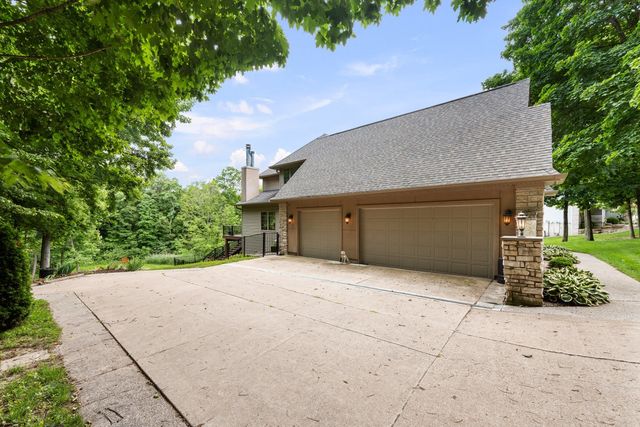 2296 Forest Reed Place, Le Claire, IA 52753
