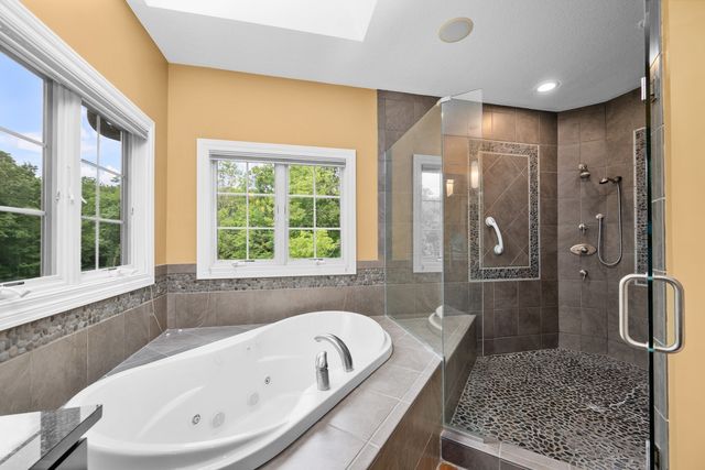 2296 Forest Reed Place, Le Claire, IA 52753