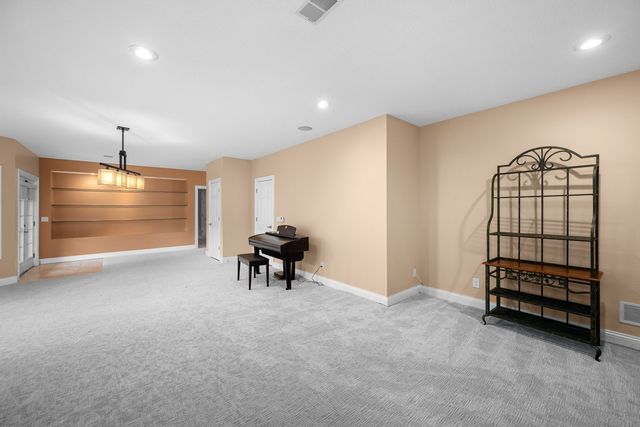 2296 Forest Reed Place, Le Claire, IA 52753