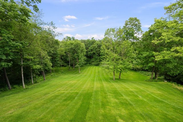 2296 Forest Reed Place, Le Claire, IA 52753