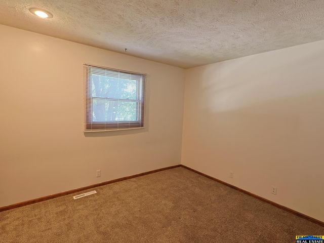 904 Iron Road, Papillion, NE 68046