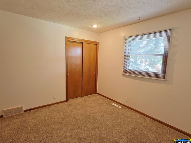 904 Iron Road, Papillion, NE 68046