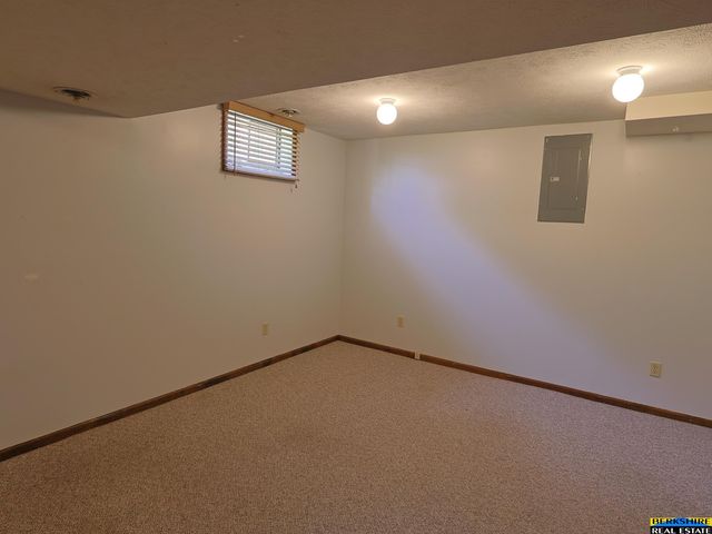 904 Iron Road, Papillion, NE 68046