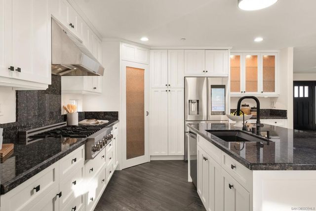 2002 Pointe Pkwy, San Diego, CA 91978