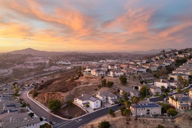 2002 Pointe Pkwy, San Diego, CA 91978