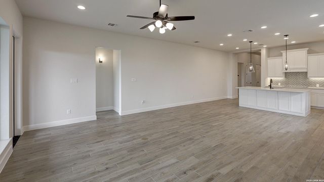 173 Mountain Oak, Castroville, TX 78009