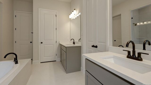 173 Mountain Oak, Castroville, TX 78009