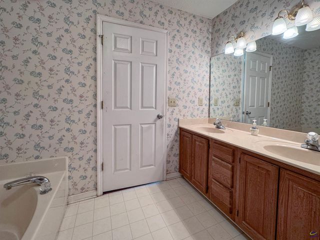 227 Crestwood Circle, Centerville, GA 31028