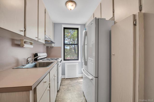 83-11 139 Street 1D, Briarwood, NY 11435