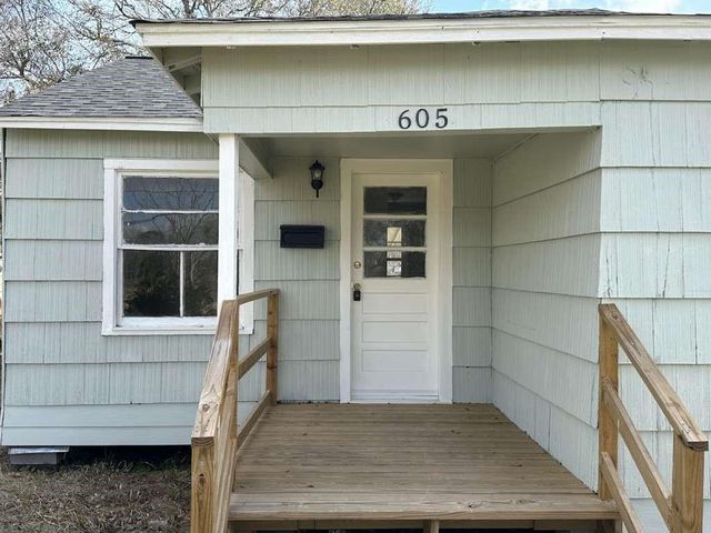 605 Palacios Street, El Campo, TX 77437