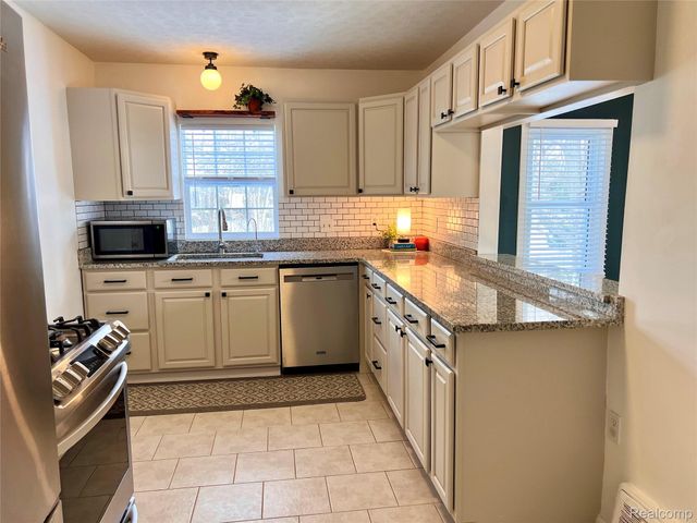 396 South Boulevard W, Rochester Hills, MI 48307