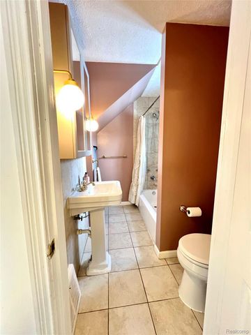 396 South Boulevard W, Rochester Hills, MI 48307