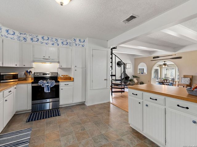 528 Rimrock Pass, Canyon Lake, TX 78133