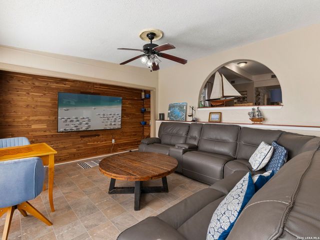 528 Rimrock Pass, Canyon Lake, TX 78133