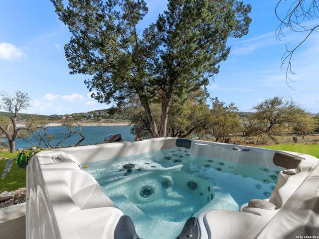 528 Rimrock Pass, Canyon Lake, TX 78133