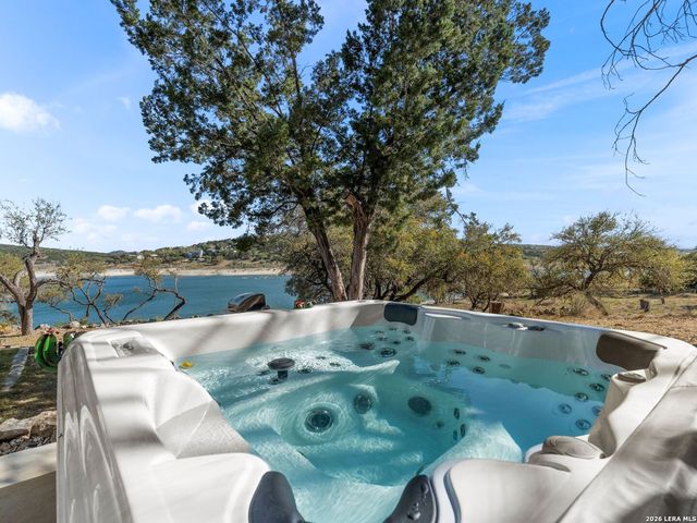 528 Rimrock Pass, Canyon Lake, TX 78133
