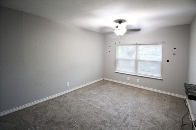 327 W Mulberry ST, Fredericksburg, TX 78624