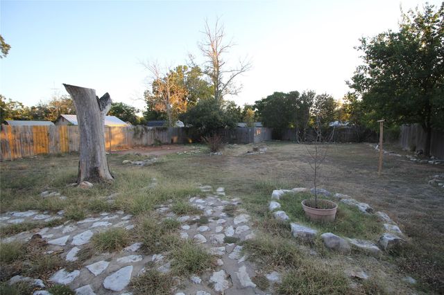 327 W Mulberry ST, Fredericksburg, TX 78624