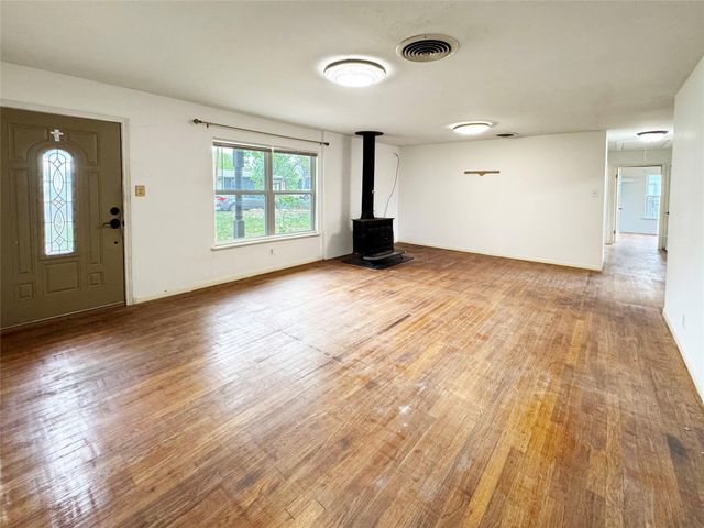 327 W Mulberry ST, Fredericksburg, TX 78624