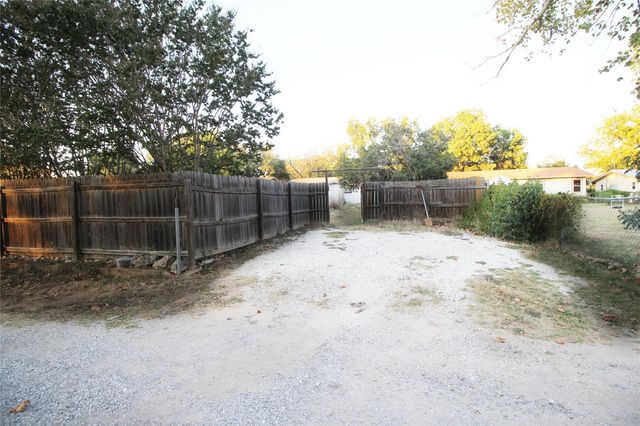 327 W Mulberry ST, Fredericksburg, TX 78624