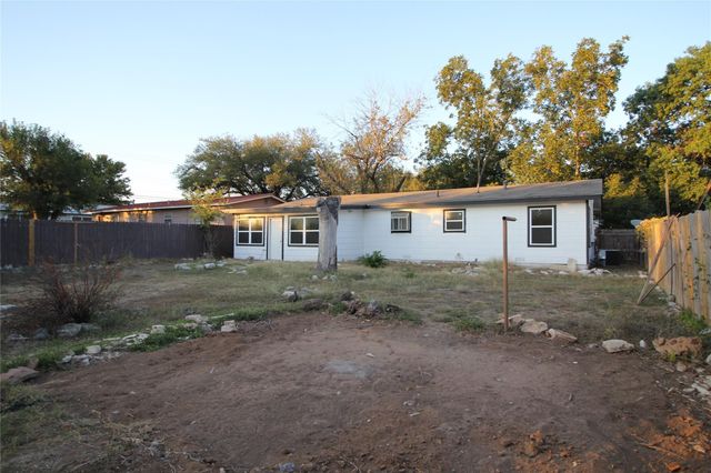 327 W Mulberry ST, Fredericksburg, TX 78624