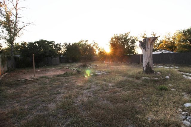 327 W Mulberry ST, Fredericksburg, TX 78624