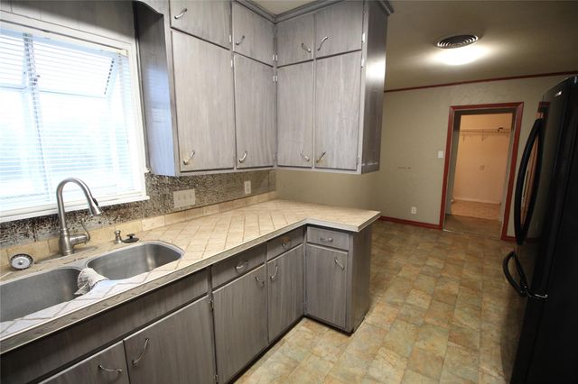 327 W Mulberry ST, Fredericksburg, TX 78624