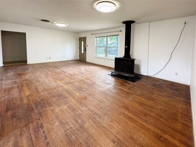 327 W Mulberry ST, Fredericksburg, TX 78624