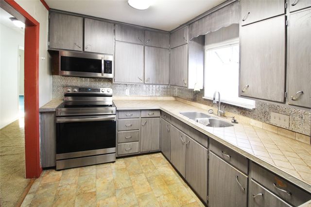 327 W Mulberry ST, Fredericksburg, TX 78624