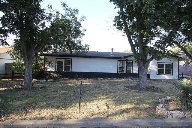 327 W Mulberry ST, Fredericksburg, TX 78624