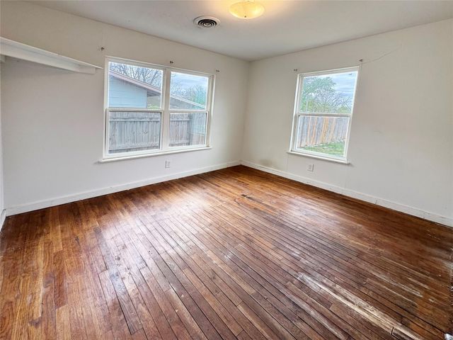 327 W Mulberry ST, Fredericksburg, TX 78624