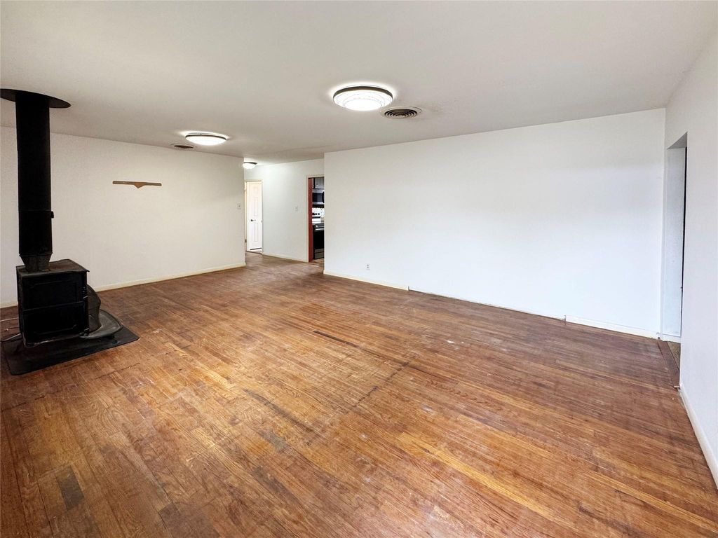 327 W Mulberry ST, Fredericksburg, TX 78624